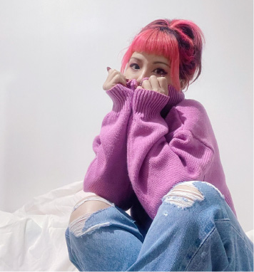 Levi's 501 女生企劃: 身穿粉色毛衣的女士 - Levi's 香港